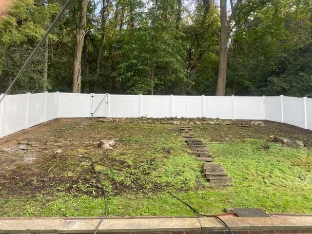 6' White Vinyl Fence New England Caps on Fence Posts, Flat on gates / (1) 4' gate