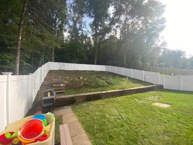 6' White Vinyl Fence New England Caps on Fence Posts, Flat on gates / (1) 4' gate