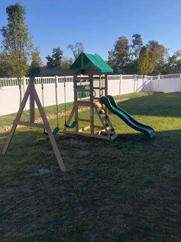 6' White Vinyl Acadia Fence Backyard Spindle Top (1) 4' gate