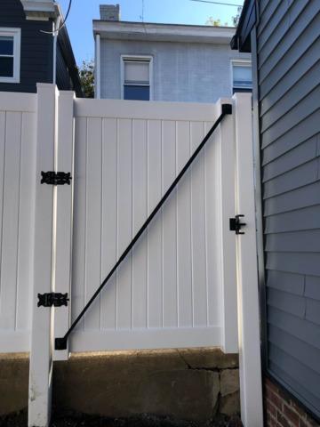 6' White Vinyl Acadia Privacy Fence (1) 4' gate Installation