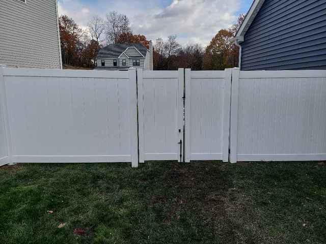 6' Vinyl Privacy Fence (2) 3' Gates / (1) 6' double gate Installation