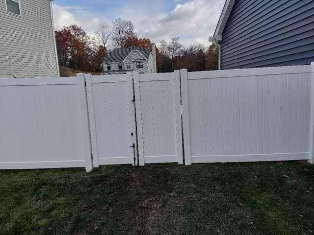 6' Vinyl Privacy Fence (2) 3' Gates / (1) 6' double gate Installation