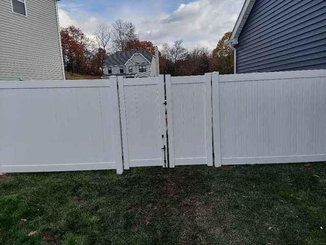 6' Vinyl Privacy Fence (2) 3' Gates / (1) 6' double gate Installation