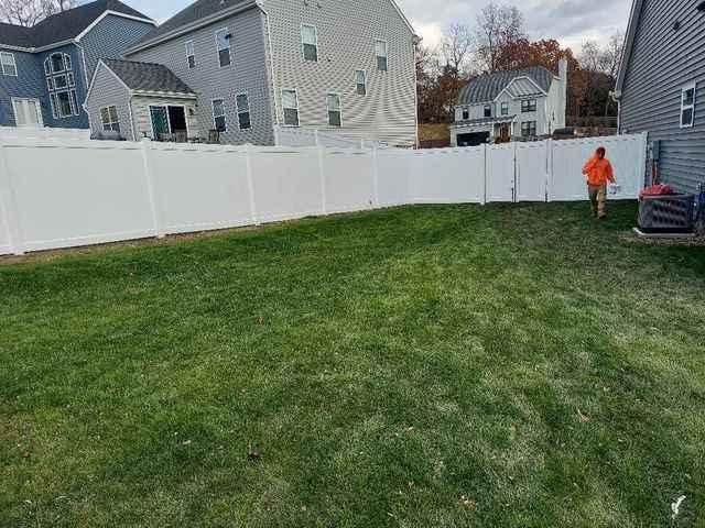 6' Vinyl Privacy Fence (2) 3' Gates / (1) 6' double gate Installation