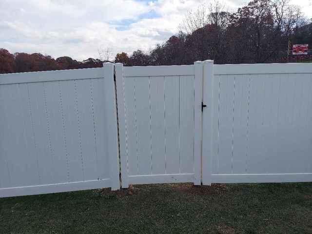 6' Vinyl Privacy Fence (2) 3' Gates / (1) 6' double gate Installation