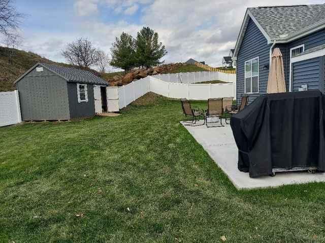 6' Vinyl Privacy Fence (2) 3' Gates / (1) 6' double gate Installation