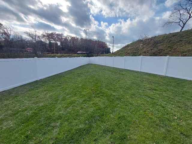 6' Vinyl Privacy Fence (2) 3' Gates / (1) 6' double gate Installation