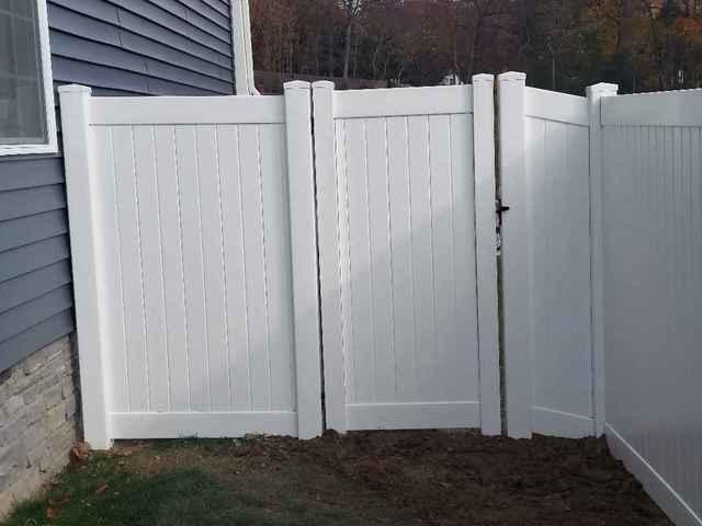 6' Vinyl Privacy Fence (2) 3' Gates / (1) 6' double gate Installation