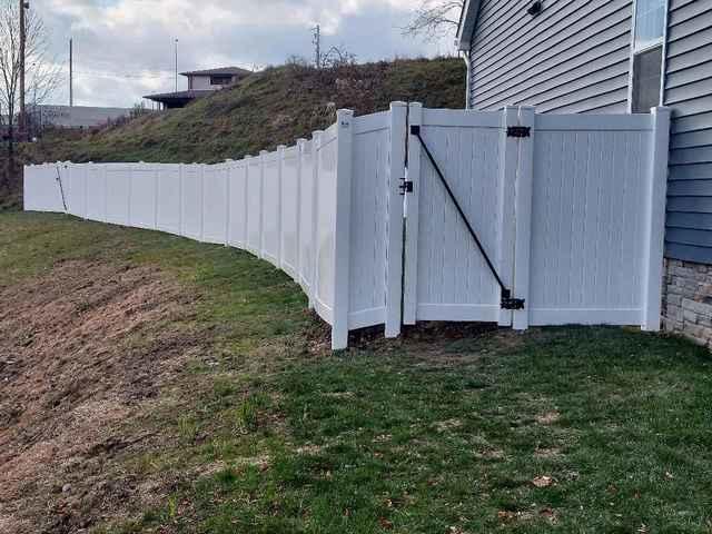 6' Vinyl Privacy Fence (2) 3' Gates / (1) 6' double gate Installation