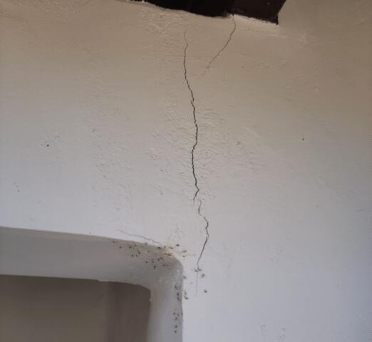 Signs of Foundation Problems: Cracks on the Wall