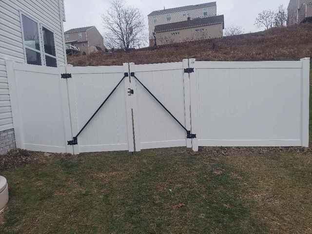 6' White Vinyl Acadia Privacy Fence (1) 8' double gate Installation