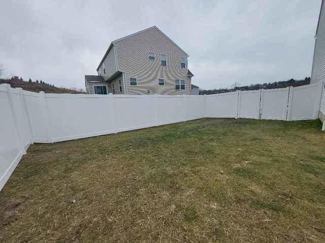 6' White Vinyl Acadia Privacy Fence (1) 8' double gate Installation