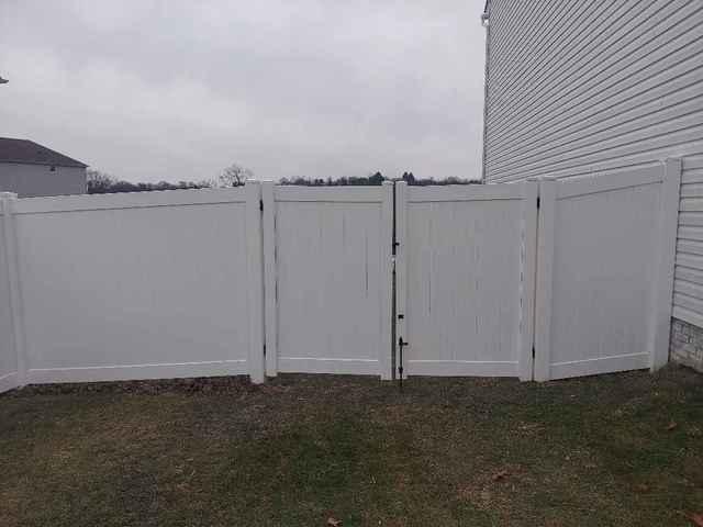 6' White Vinyl Acadia Privacy Fence (1) 8' double gate Installation