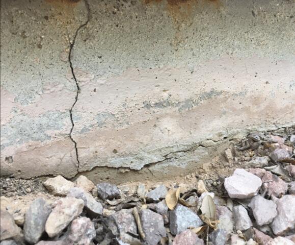 Stem Wall Failure Signs: Vertical Concrete Cracks in Goodyear, AZ