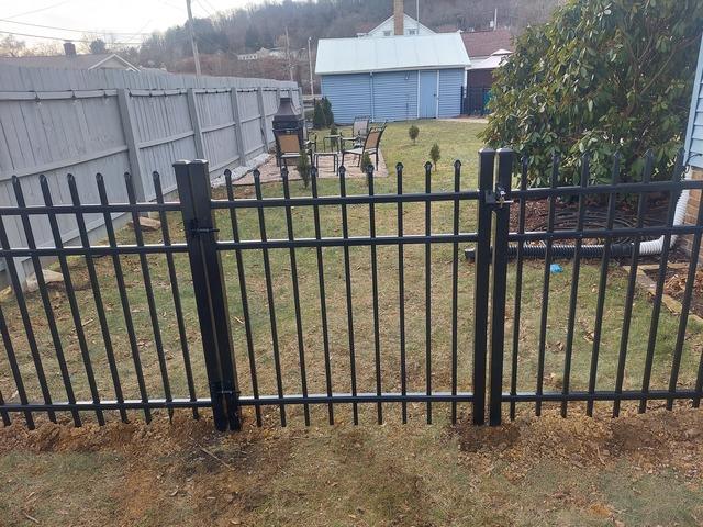 4' Chicago Black 3 Rail, Picket Through Bottom Rail / Commercial Grade Aluminum Fence