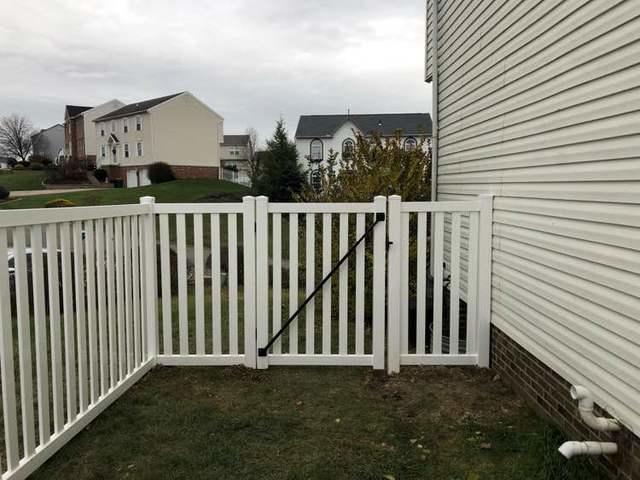 5' White Biscayne Picket Vinyl Fence (2) 4' gates