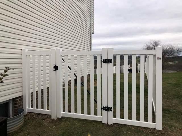 5' White Biscayne Picket Vinyl Fence (2) 4' gates