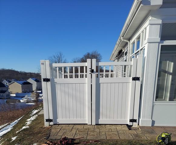 6' White Acadia Vinyl Spindle Top Vinyl Fence.