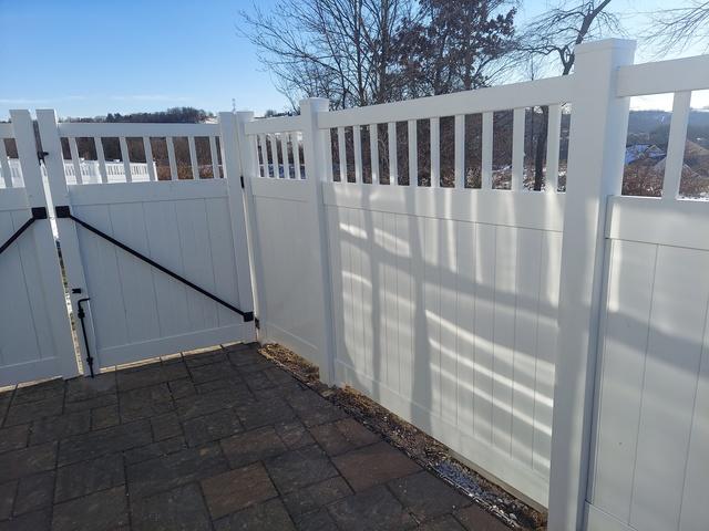 6' White Acadia Vinyl Spindle Top Vinyl Fence.