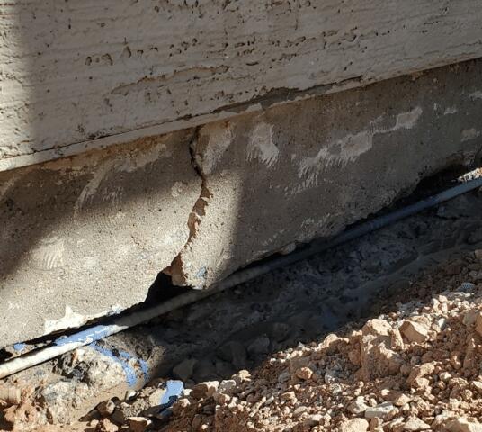 Vertical Concrete Cracks in Stem Wall down in Gilbert, Arizona