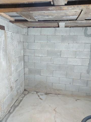 Block walls with cracks in the floor