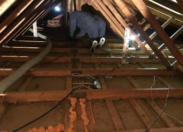 <p class="MsoNormal">&nbsp;</p>
<p class="MsoNormal"><span style="font-size: 12.0pt; line-height: 115%; font-family: 'Arial','sans-serif';">An important step in attic insulation is to seal air leaks. To do this, we apply expanded polyurethane foam in all the holes to eliminate air leaks.</span></p>