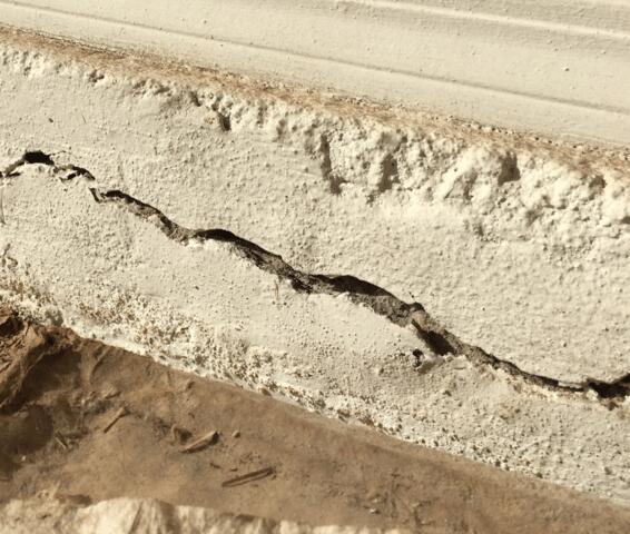 Sings of Corrosion in Stem Wall: Horizontal Concrete Cracks