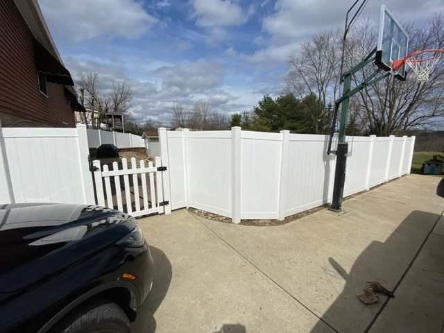 4' Acadia Privacy White Vinyl Fence / / (2) 4' gates Olympic Convex