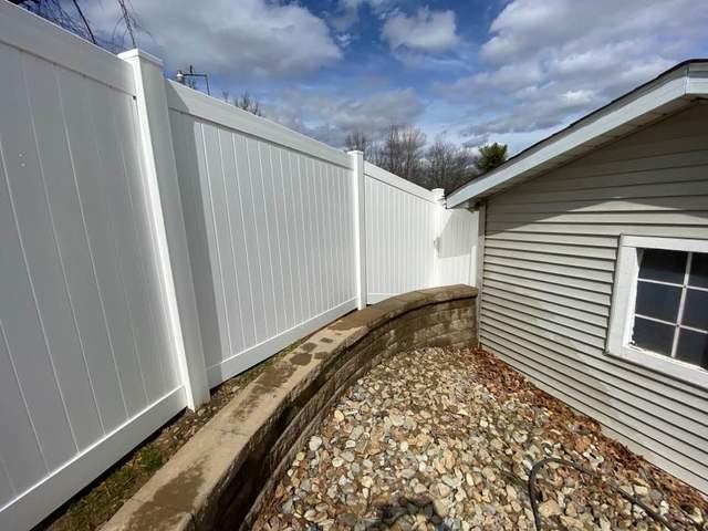 4' Acadia Privacy White Vinyl Fence / / (2) 4' gates Olympic Convex