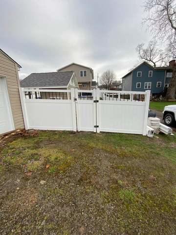 6' Privacy White Vinyl Fence with Black Aluminum Spindle Top / (1) Gate