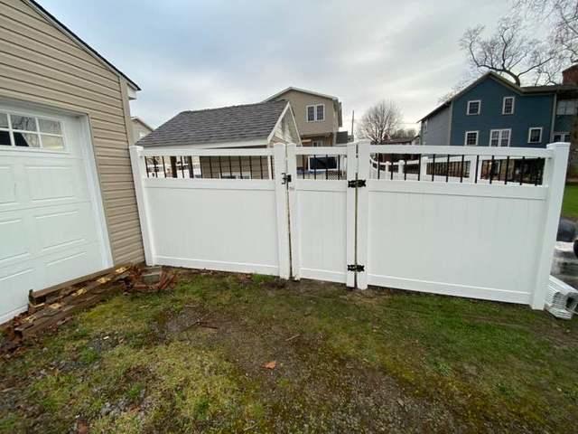 6' Privacy White Vinyl Fence with Black Aluminum Spindle Top / (1) Gate