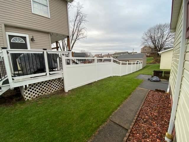 6' Privacy White Vinyl Fence with Black Aluminum Spindle Top / (1) Gate