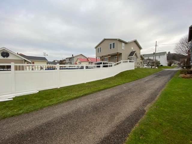 6' Privacy White Vinyl Fence with Black Aluminum Spindle Top / (1) Gate