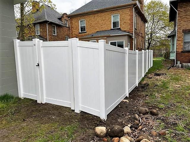 6' Acadia Privacy White Vinyl Fence / (2) 4' gates