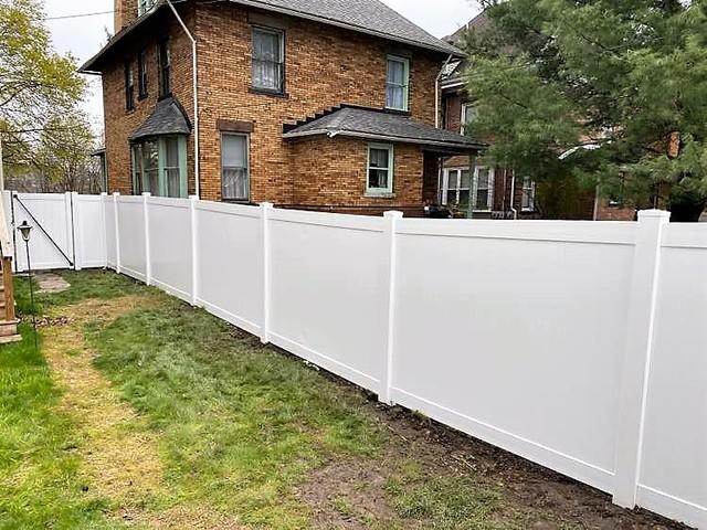 6' Acadia Privacy White Vinyl Fence / (2) 4' gates