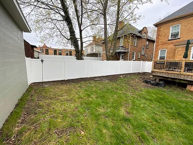 6' Acadia Privacy White Vinyl Fence / (2) 4' gates