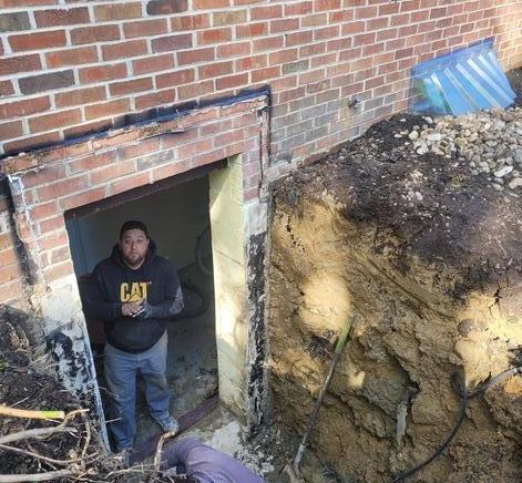 <p>Jonathan and Max are in the hole, preparing for the new steel unit</p>
