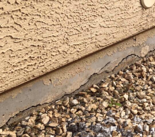 Signs of Stem Wall Failure: Horizontal Cracks