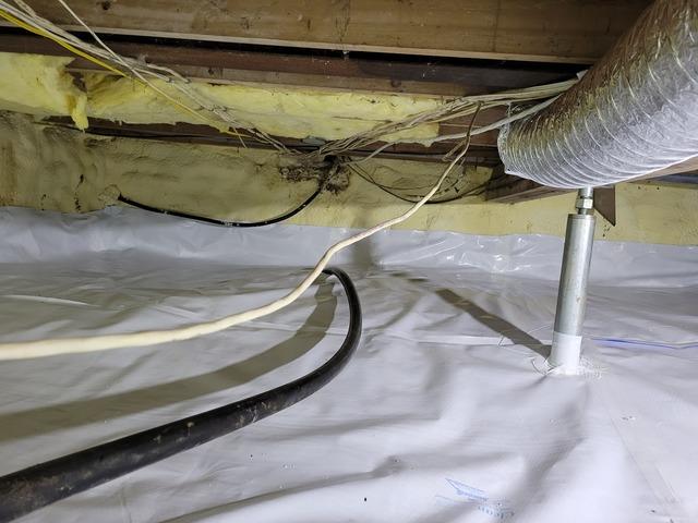 Sealed crawlaspace with avapor barrier