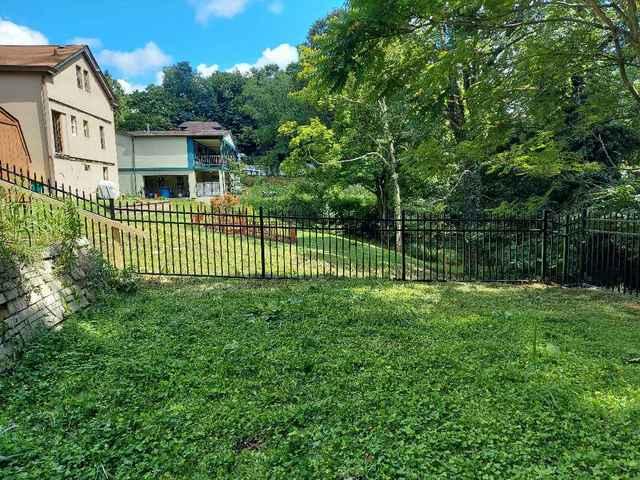 4' Chicago / Commercial Grade / Flush Bottom / 3 Rail Black Aluminum Fence / (1) 4' gate