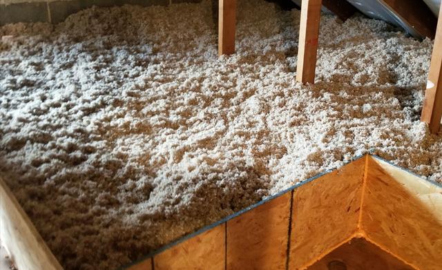 Showing the finished results of the corner part of the attic, notice the Dam is properly holding the TruSoft Cellulose insulation in place.