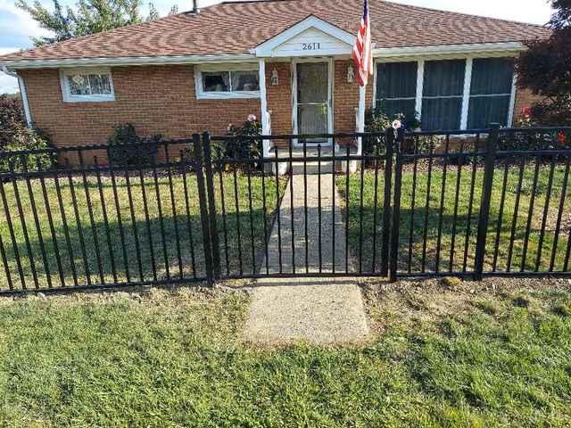 4' Wilmington, 3 Rail, Flush Bottom, Commercial Grade Black Aluminum Fence / (1) 4' and (1) 5' Gate