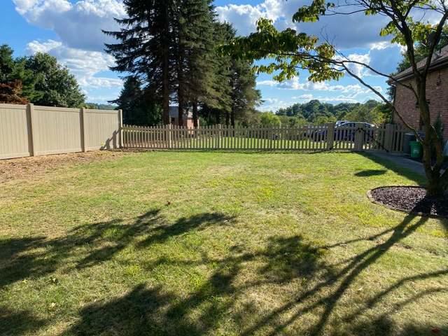 4' Olympic Concave / 6' Acadia Privacy Clay Vinyl Fence / (1) 8' double gate / (1) 4' gate