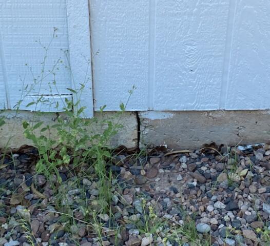 Symptoms of Corrosion Problems in a Stem Wall: Vertical Cracks