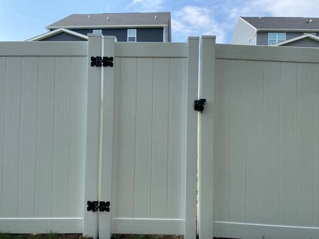 6' Acadia Privacy White Vinyl Fence / (1) 3' gate