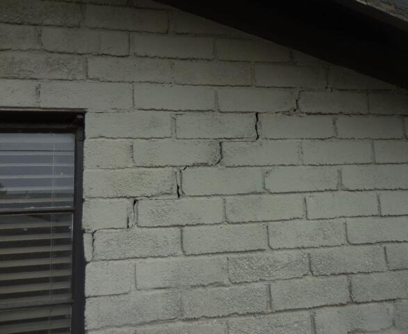 Symptoms of Foundation Problems: Exterior Wall Cracks