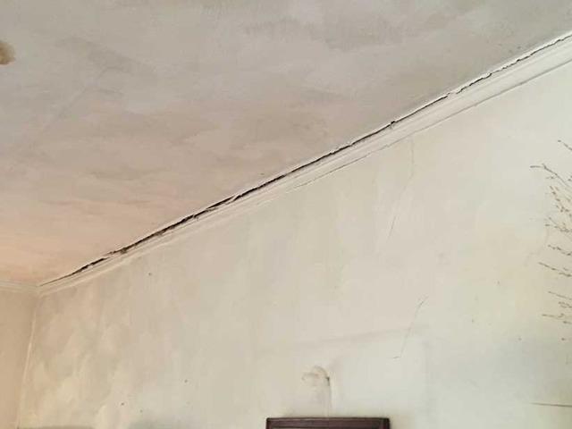 Moulding Cracks