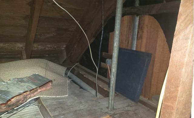 Picture of attic Kneewall not properly insulated.