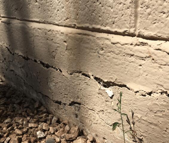 Symptoms When the Stem Wall is Failing: Horizontal Cracks
