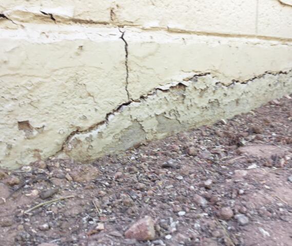 Symptoms When the Stem Wall is Failing: Vertical Cracks